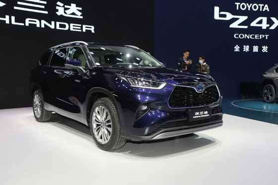 Intelligent 2.5L Toyota Highlander Hybrid with Leather Seats and Electric Parking Brake