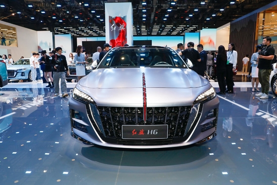 Electric Steering Hongqi H6 Petrol Gasoline Sports Car with Driver's Seat Adjustment