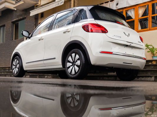 Wuling Bingo EV Car Hatchback with Electric Driver's Seat Adjustment R15 Tire Size