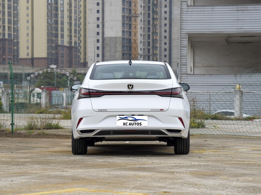 Compact Changan Sedan Changan YIDA Car with Panoramic Sunroof and Integral Body Design